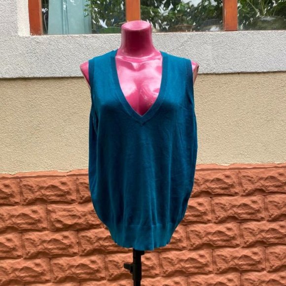 Blue sleeveless pullover size M